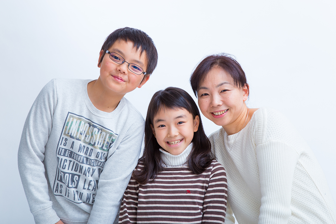 横浜市青葉区のスタジオに証明写真を撮影に来た家族