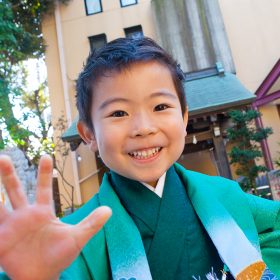 菊名神社の境内を走る元気な男の子