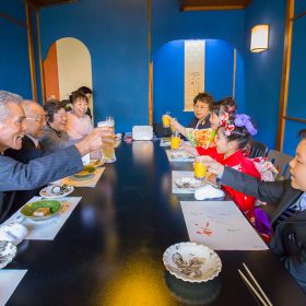 七五三の日にお店で乾杯する家族
