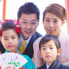 七五三詣での家族の集合写真