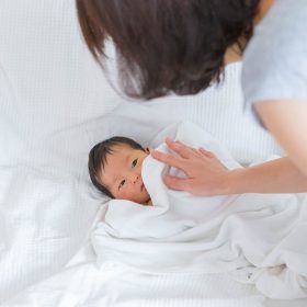 眠りから覚めた赤ちゃんの写真