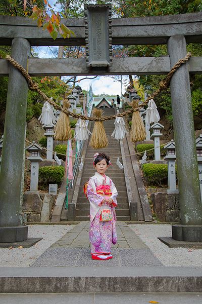 師岡熊野神社の鳥居の前で撮影した七五三記念写真