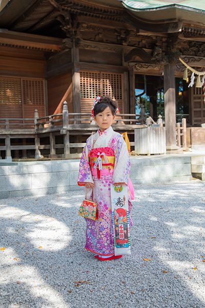 師岡熊野神社の境内で撮影した七五三記念日の女の子