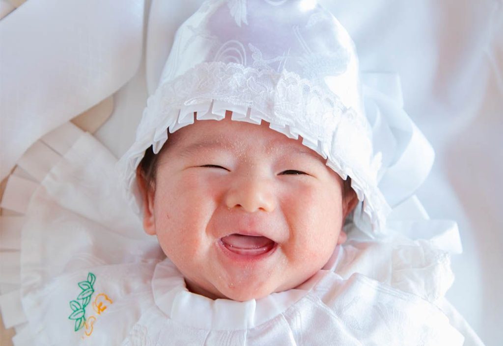 お宮参りの日の赤ちゃんの笑顔